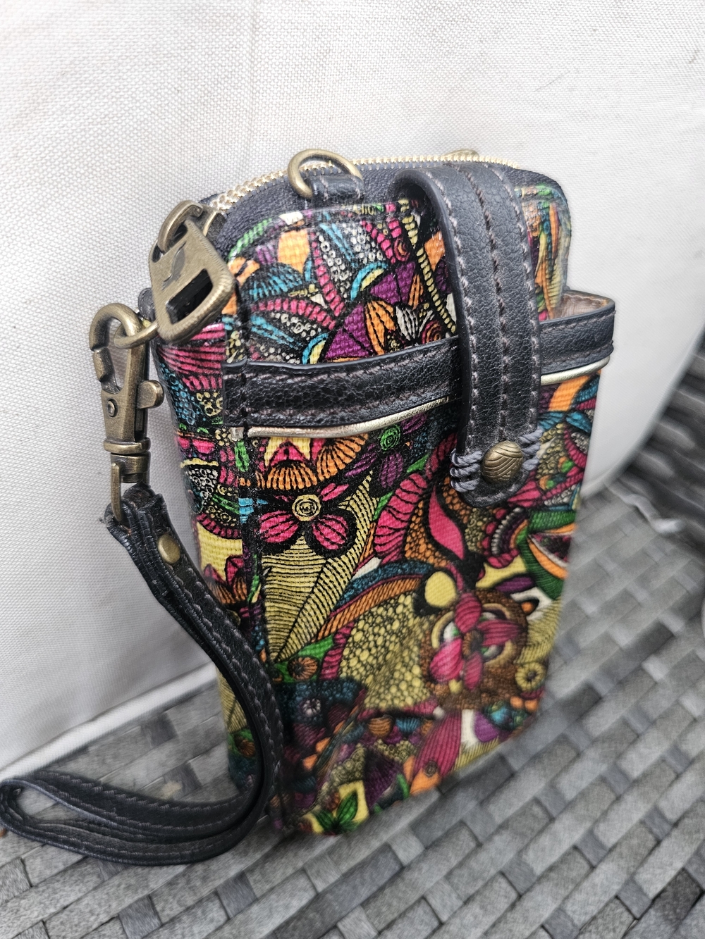 🚨SALE🚨🆕️never used. Sakroots Artist Circle Smartphone Crossbody, 3-in-1 piece